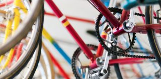 En voiture ou à vélo : quel statut pour les travailleurs des plateformes numériques?