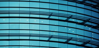 bureaux, immeuble Le caractère spécifique à l’activité d’une immobilisation prime sur son intégration dans un terrain ou immeuble pour justifier son exclusion de la valeur foncière