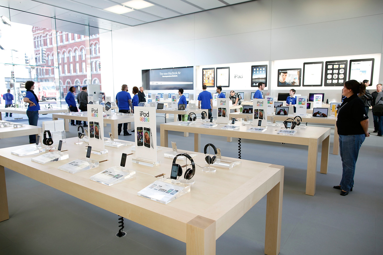 Магазин техники apple store. Apple Store. Бренд зона Apple. Дизайнерский отдел Apple. Штаб квартира Apple.