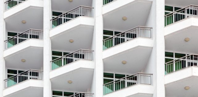 Loueurs en meublé résidents : règles d’application des prélèvements sociaux et des cotisations sociales