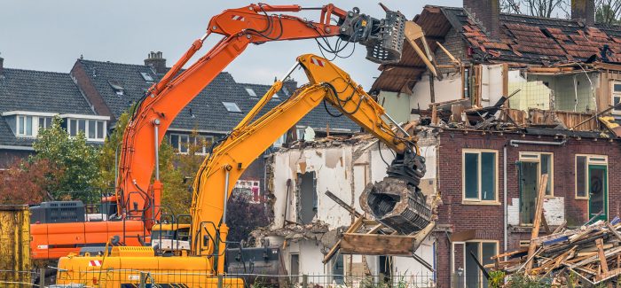 Caractère distinct des permis de construire et de démolir objets d’un même arrêté et notion d’emprise au sol