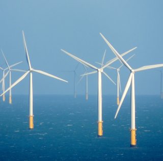 Eoliennes en mer : les impacts en droit social de la loi relative à l’accélération de la production d’énergies renouvelables