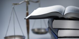 Autorité de la chose jugée au pénal sur le civil : l’illicéité du moyen de preuve ne peut pas être soulevée devant le juge prud’homal