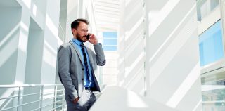 Avocat au téléphone pour rompre une relation commerciale