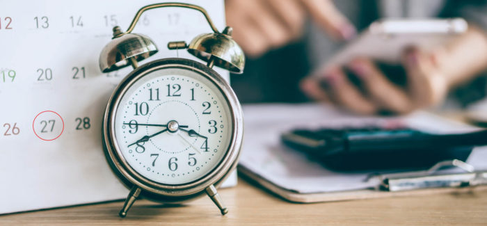 due date calendar and alarm clock with blur business woman hand calculating monthly expenses during tax season. Heures de délégation au-delà du temps de travail et majoration pour heures supplémentaires (1) – Egalité de traitement et catégorie professionnelle (2)