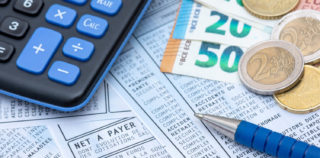 French payroll with social contributions and income tax deduction, mandatory in France since January 2019, along with a calculator, a pen, and euro coins and bank notes Nouvelle convention collective de la métallurgie : quelles nouveautés en matière de salaires, d’indemnités et de primes ? (Episode 10)
