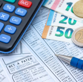 French payroll with social contributions and income tax deduction, mandatory in France since January 2019, along with a calculator, a pen, and euro coins and bank notes Nouvelle convention collective de la métallurgie : quelles nouveautés en matière de salaires, d’indemnités et de primes ? (Episode 10)