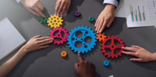 Teamwork of businesspeople work together and combine pieces of gears. Partnership and integration concept Holding animatrice : au contribuable de faire ses preuves !