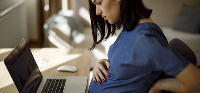 Young pregnant woman suffering from backache Personnes vulnérables : suspension des nouveaux critères de vulnérabilité
