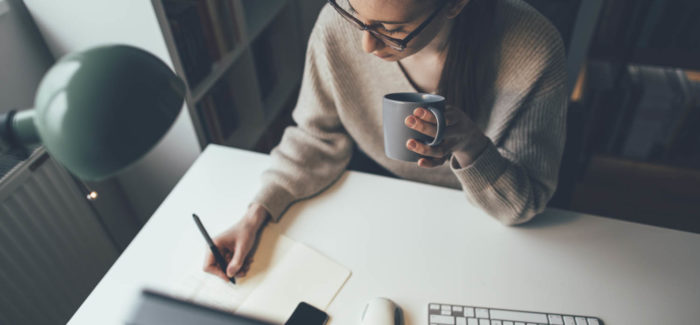 Young businesswoman easing working long hours with coffee at her home office. Télétravail : mode d’emploi d’un outil de reconfiguration des espaces de travail