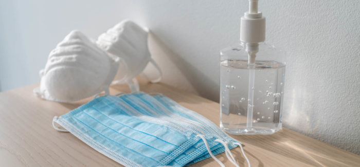 Coronavirus corona virus prevention travel surgical masks and hand sanitizer gel for hand hygiene spread protection. Covid-19 : Quelle responsabilité des entreprises vis-à-vis de leurs salariés ?