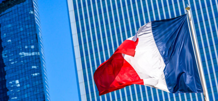 crumpled and half-masted French flag symbolically depicting economic decline or crisis Défaut de titre de séjour : la mise à pied conservatoire n’est pas justifiée en l’absence de faute grave