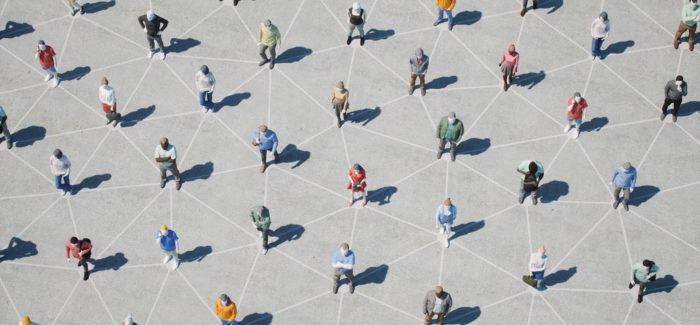 3d low-poly people at street with connections. Protection sociale complémentaire : adaptation de la définition des catégories objectives
