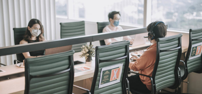 asian chinese white collar worker back to work after quarantine with new SOP and social distancing illness prevention safety precautions Covid-19 : le ministère du Travail publie un plan de déconfinement à destination des entreprises