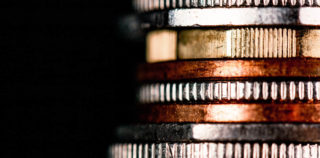 Close-up of a mixture of UK coins, with a low-key exposure, against a black background. Les « piliers » OCDE : où en sommes-nous ?