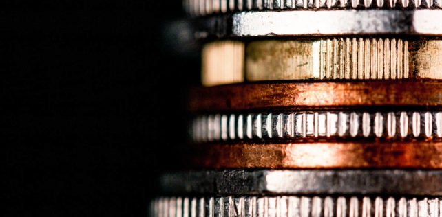Close-up of a mixture of UK coins, with a low-key exposure, against a black background. Reconduction de la prime exceptionnelle de pouvoir d’achat en 2021 : quelles sont les nouveautés ?