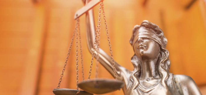 Statue of lady justice Covid-19 : de nouveaux textes réactivent certaines dispositions applicables devant les juridictions judiciaires et administratives pendant la première période d’état d’urgence