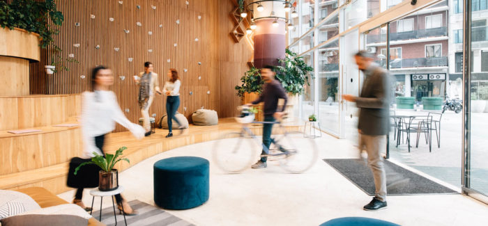 Commuters arriving to office lobby La négociation sur la qualité de vie au travail (QVT) : un outil de sortie de crise