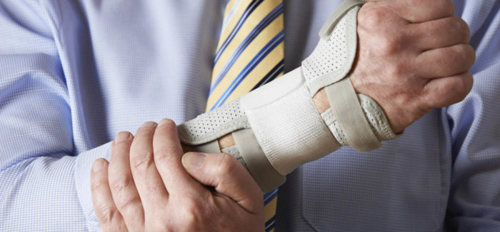 Close Up Of Businessman Suffering With Repetitive Strain Injury (RSI) Accident du travail : pas de licenciement pour faute grave sans manquement à l’obligation de loyauté
