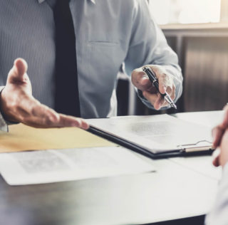 Businessman and Male lawyer or judge consult having team meeting with client, Law and Legal services concept. Qui peut licencier dans un Groupe ?