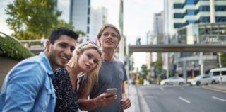 Three millennial young friends waiting for a crowdsourced taxi in Sydney, Australia. Requalification en contrat de travail de la relation entre chauffeurs de VTC et plateforme : la Cour de cassation dit « non » … pour cette fois