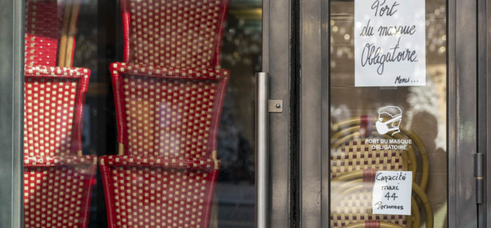 Les chaises entassées dans le café attendent la réouverture Nouvelles exonérations et aides au paiement des cotisations : les annonces de Jean Castex