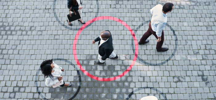 Shot of a group of people wearing masks in the city with circles around them indicating Covid-19 tracing and transmission Virus mpox ou « variole du singe » : les préconisation du ministère du Travail et de la Santé