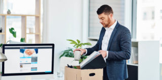 Cropped shot of a handsome young businessman packing up his desk at work after being let go Invoquer plusieurs motifs de licenciement ? C’est possible mais prudence…