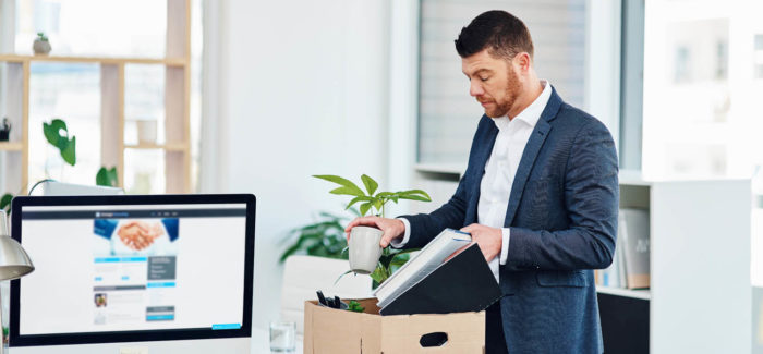 Cropped shot of a handsome young businessman packing up his desk at work after being let go Du caractère abusif ou non de la rupture d’une période d’essai