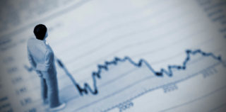 Negative business chart with a businessman Crédit d’impôt recherche : une décision bienvenue du Conseil d’Etat sur le cas des « sous-traitants » agréés