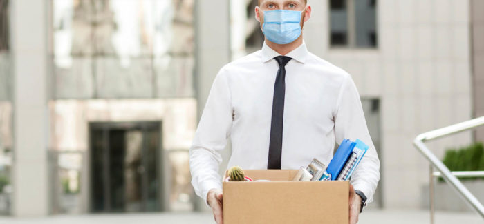 lose job, Youre fired. Unhappy business man with surgical medical mask going out with cardboard, looking at camera and feeling looser. Outdoor shot. business, working and health care concept. Licenciement en cas d’absence prolongée ou d’absences fréquentes et répétées : des précisions quant au délai à respecter pour remplacer le salarié
