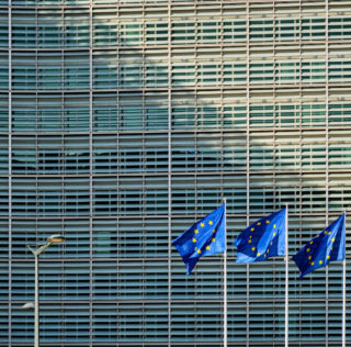 European EU flags in front of the Berlaymont building, headquarters of the European commission in Brussels Le CbCR public : encore une nouvelle obligation à la charge des entreprises, cette fois-ci à l’égard du public