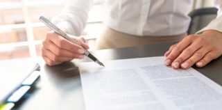 Business woman signing contract document on office desk, making a deal. Consultation du CSE sur la politique sociale : l’expert peut demander des informations ne figurant pas dans la BDESE