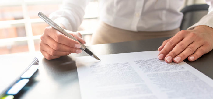Business woman signing contract document on office desk, making a deal. Consultation du CSE sur la politique sociale : l’expert peut demander des informations ne figurant pas dans la BDESE