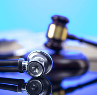 Protection AT/MP : la demande de reconnaissance d’une maladie professionnelle ne suffit pas à établir l’origine professionnelle de l’arrêt de travail