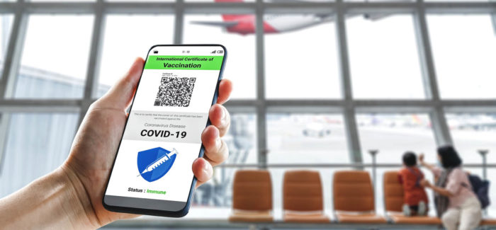 Traveler holds vaccine passport certificate to show COVID 19 vaccination status . The digital health certificate is required for international travel during coronavirus pandemic . Après la Défenseure des droits c’est au tour de la CNIL de mettre en garde contre le Pass sanitaire