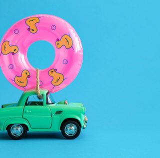 Car toy and inflatable pool float against blue background on the road abstract.; Shutterstock ID 1364133506; Ordering Party: CMS CMNO (Craig Moseley); Job/Project: 2006-0128933 GRIC Crowdicity homepage design Demande de congés : l’absence de réponse de l’employeur vaut acceptation tacite !