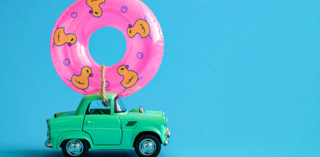 Car toy and inflatable pool float against blue background on the road abstract.; Shutterstock ID 1364133506; Ordering Party: CMS CMNO (Craig Moseley); Job/Project: 2006-0128933 GRIC Crowdicity homepage design Demande de congés : l’absence de réponse de l’employeur vaut acceptation tacite !