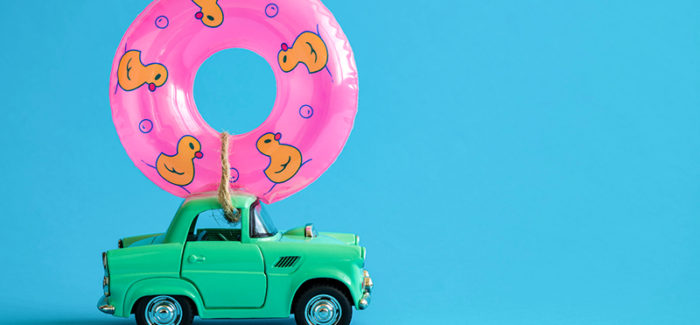 Car toy and inflatable pool float against blue background on the road abstract.; Shutterstock ID 1364133506; Ordering Party: CMS CMNO (Craig Moseley); Job/Project: 2006-0128933 GRIC Crowdicity homepage design Demande de congés : l’absence de réponse de l’employeur vaut acceptation tacite !