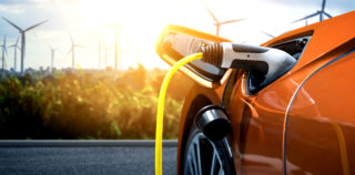 Avantage en nature pour les salariés : prolongation du régime de faveur en cas de mise à disposition d’un véhicule électrique et précisions en cas d’accès à une borne de recharge