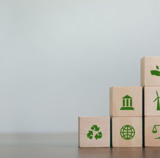 ESG Concepts on Environment, Society and Governance Revolving Sustainable Organization Development Wooden block with environmental ESG icon on gray background. copy space Défaut d’information-consultation du CSE sur les conséquences environnementales d’un projet de restructuration d’entreprise : premières décisions des juges du fond