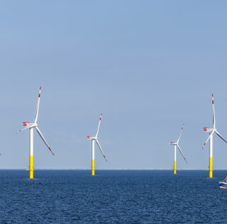 Offshore windpark near Bremerhaven, Germany; Shutterstock ID 700264159; Ordering Party: CMS CMNO (Craig Moseley); Job/Project: 1909-0106401 (V3) BROC Bridging Continents - infrastructure thought leadership Le droit du travail maritime : un dispositif pour partie applicable aux salariés sur les projets de construction des éoliennes en mer