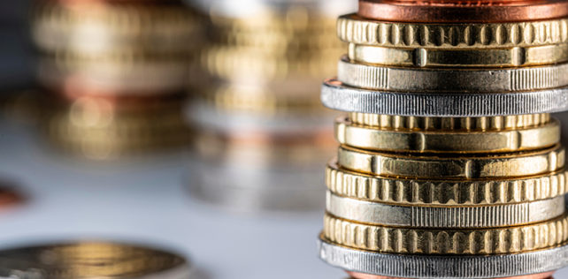 Stack Euro coins, large and small coins. Out of focus stacked money in background and in focus in foreground; Shutterstock ID 1721428054 Prix de transfert : le Brésil en route pour l’alignement sur les principes de l’OCDE ?