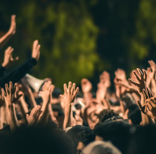 Hands raised in protest; Shutterstock ID 1136644628; ordering_party: CMS CMNO; job_project: 2205-0159397 BROC European Class Action Report 2022; purchase_order: Craig Moseley; other: La grève de protestation contre le licenciement d’un collègue est illicite faute de revendication professionnelle