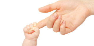 Baby hand holding mother finger; Shutterstock ID 69176917; Ordering Party: CM; Job/Project: Brochure Shared Parental Leave Grossesse et licenciement : pas de protection «absolue» en cas d’arrêt de travail sans référence expresse au congé pathologique