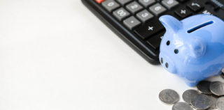 Blue piggy bank, calculator and coins on white background with copy space. The concept of budgeting. Barème Macron : une résistance modérée des juges du fond non tolérée par la Cour de cassation