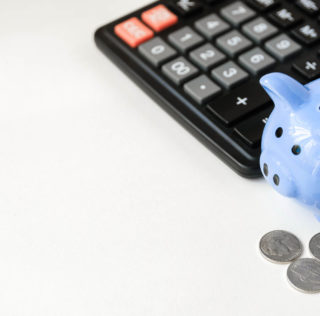 Blue piggy bank, calculator and coins on white background with copy space. The concept of budgeting. Barème Macron : une résistance modérée des juges du fond non tolérée par la Cour de cassation