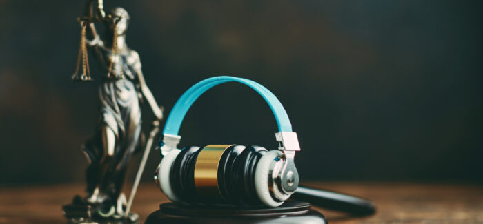 Gavel with headphones and Lady Justice. Concept of legal issues and the music industry Admission de la preuve déloyale: une option très encadrée pour l’employeur