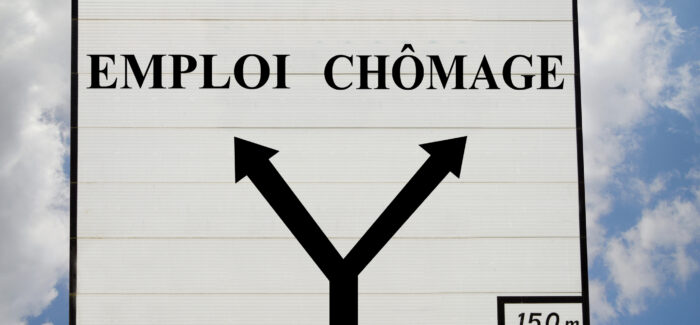 Sign indicating the direction of work and unemployment Contrat d’engagement et offre raisonnable d’emploi : précisions sur le « salaire attendu »