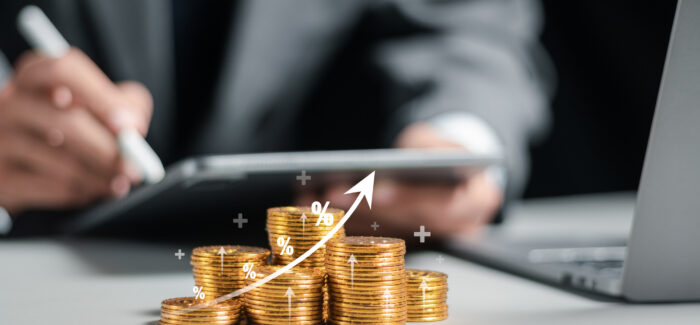 Businessman collecting coins with profit chart analysis business growth, profit growth management and corporate financial statistics. finance and investment concept. Contribution patronale sur les actions gratuites réhaussée à 30% : retour vers le futur…